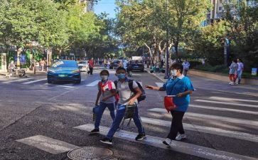 凡人小事的背后作文6篇